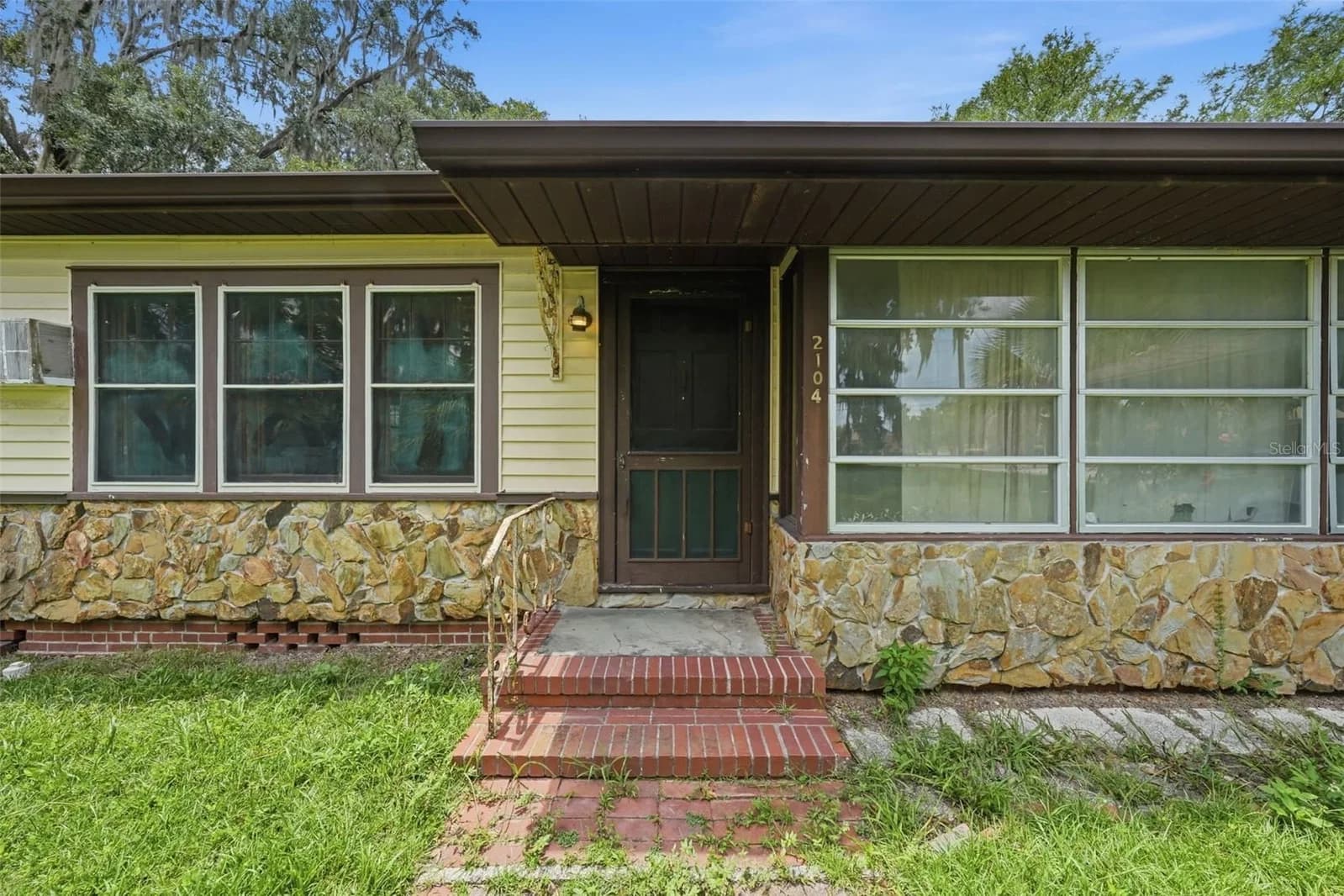2104 LAKE WEIR
