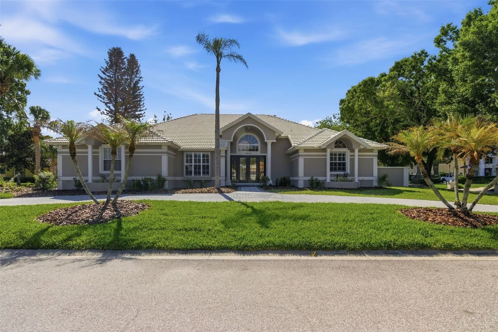 8935 JONATHAN MANOR