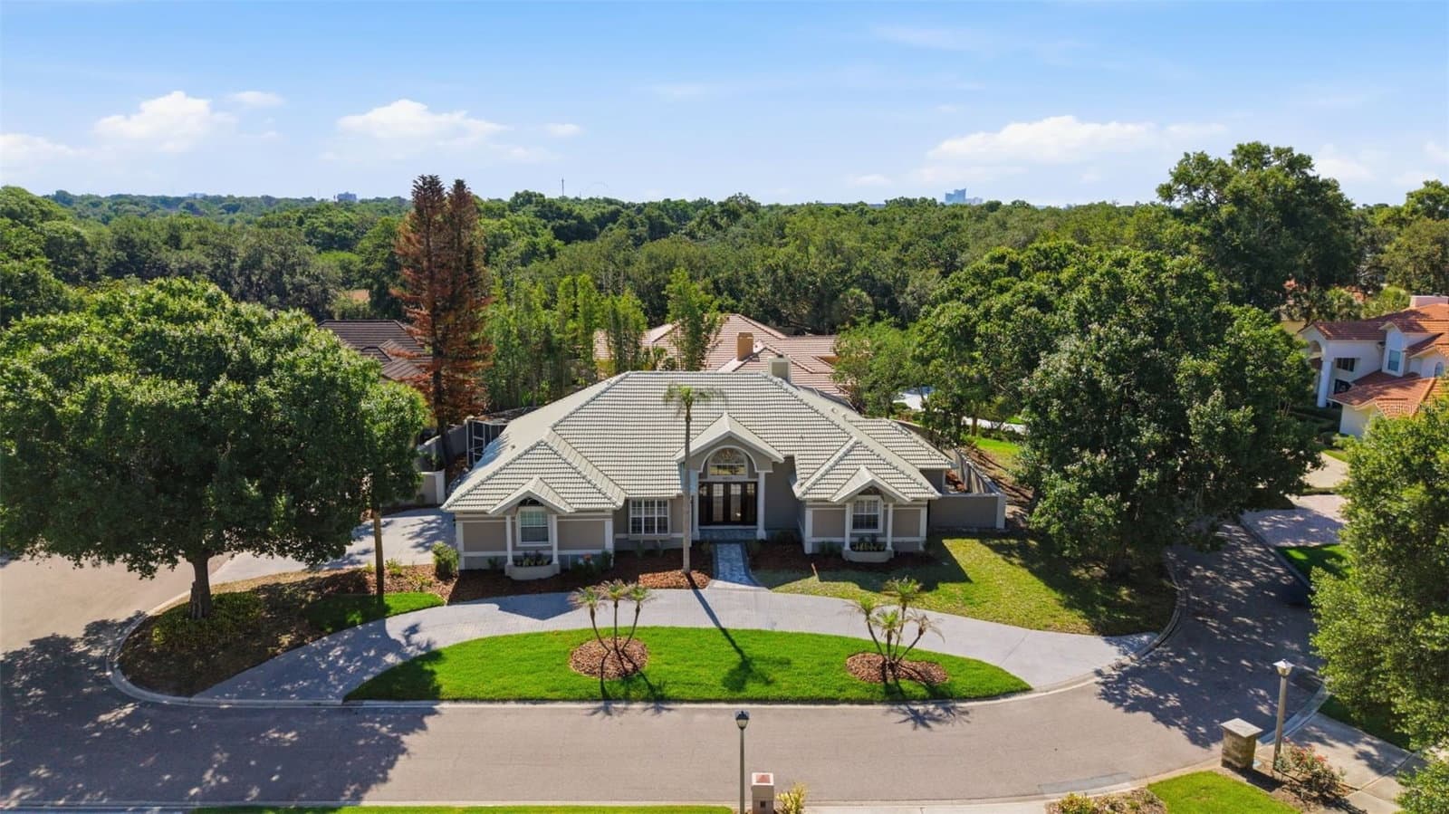 8935 JONATHAN MANOR