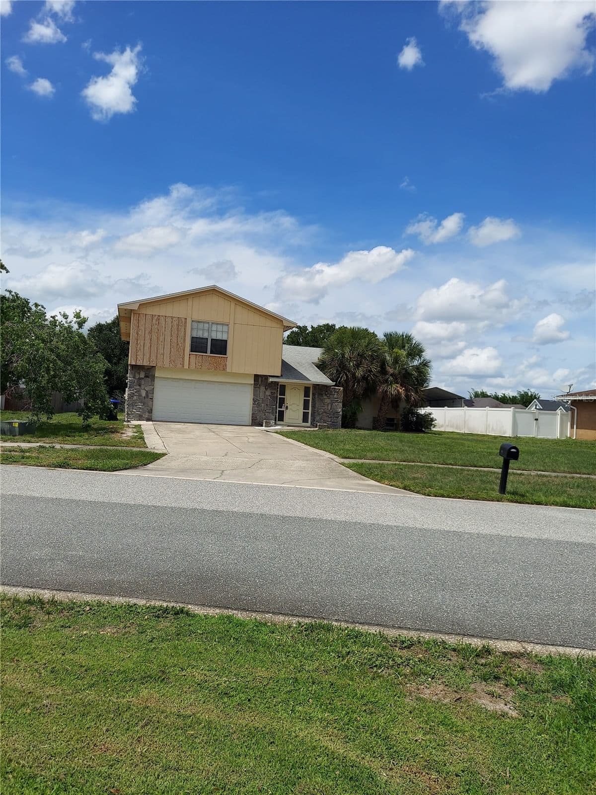 8139 LAUREL TREE