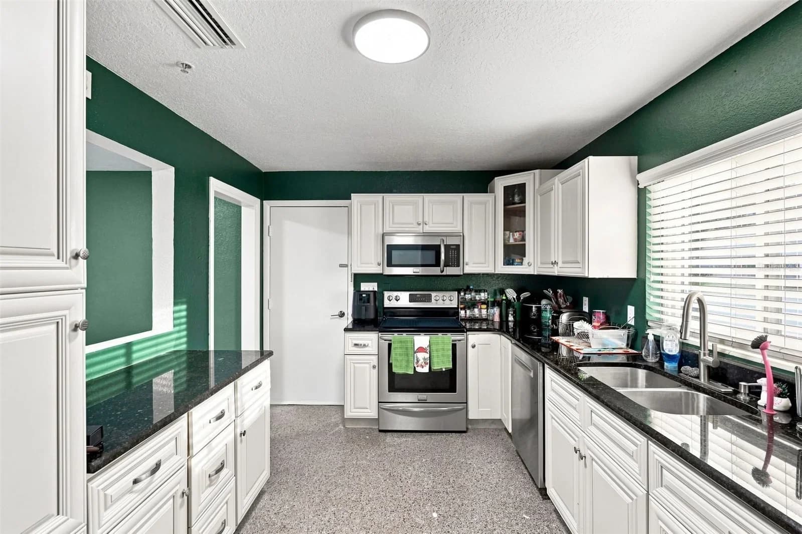 8405 OAK BLUFF