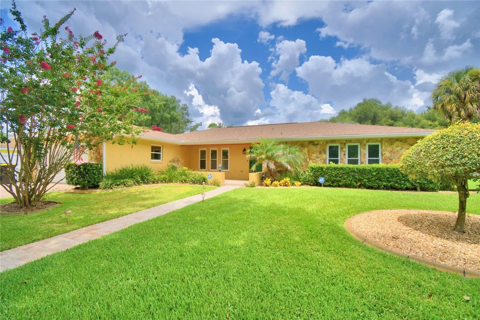 902 CRESTVIEW