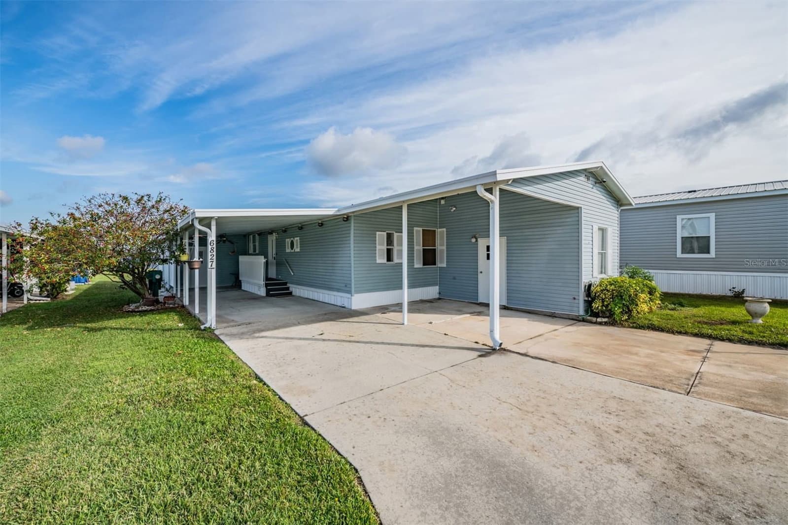 6827 LAKE HENRY
