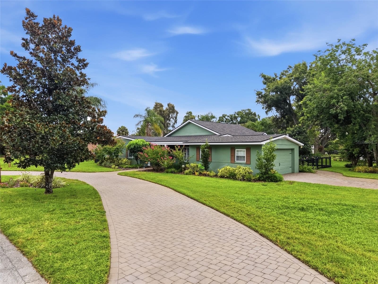 1216 PINE LAKE